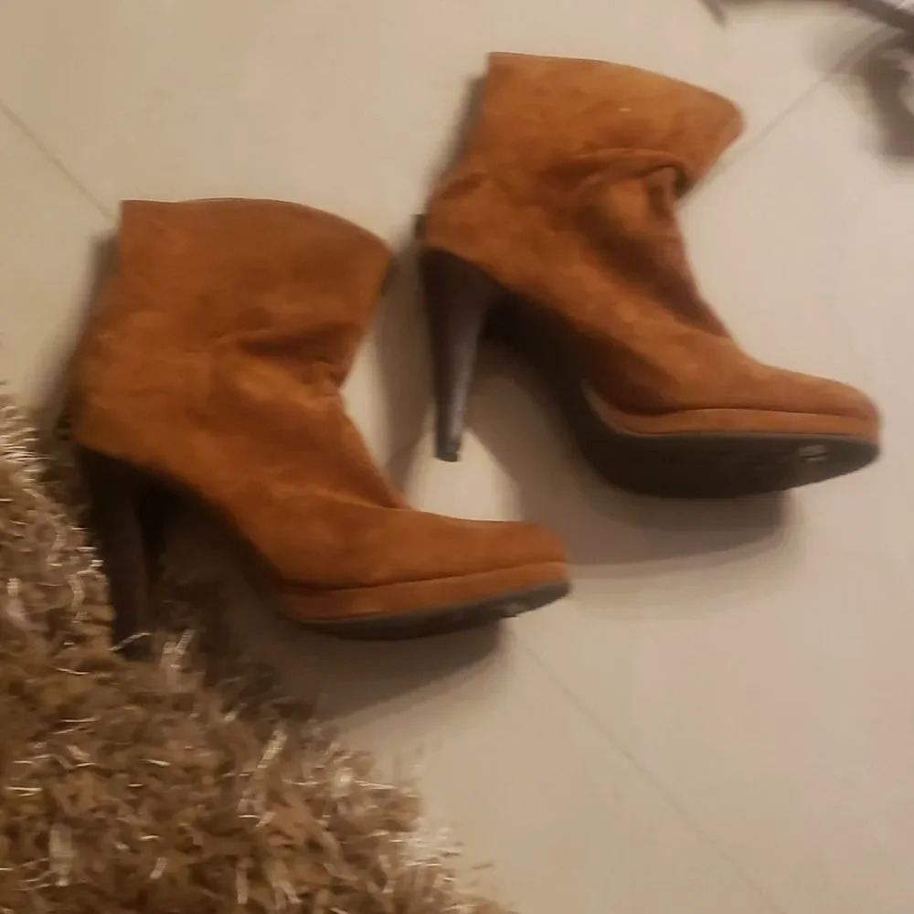 𝅺OPPOSITE heeled suede boots size 7